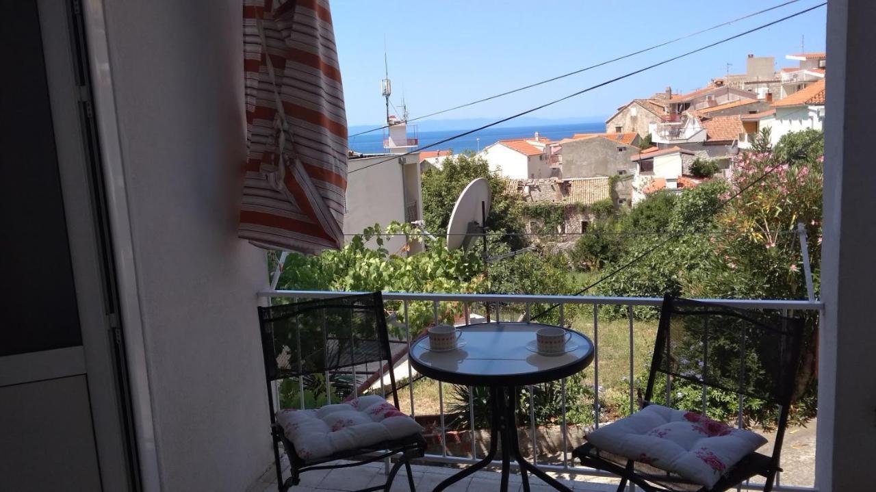 Apartment For 6 In Makarska Centar Esterno foto