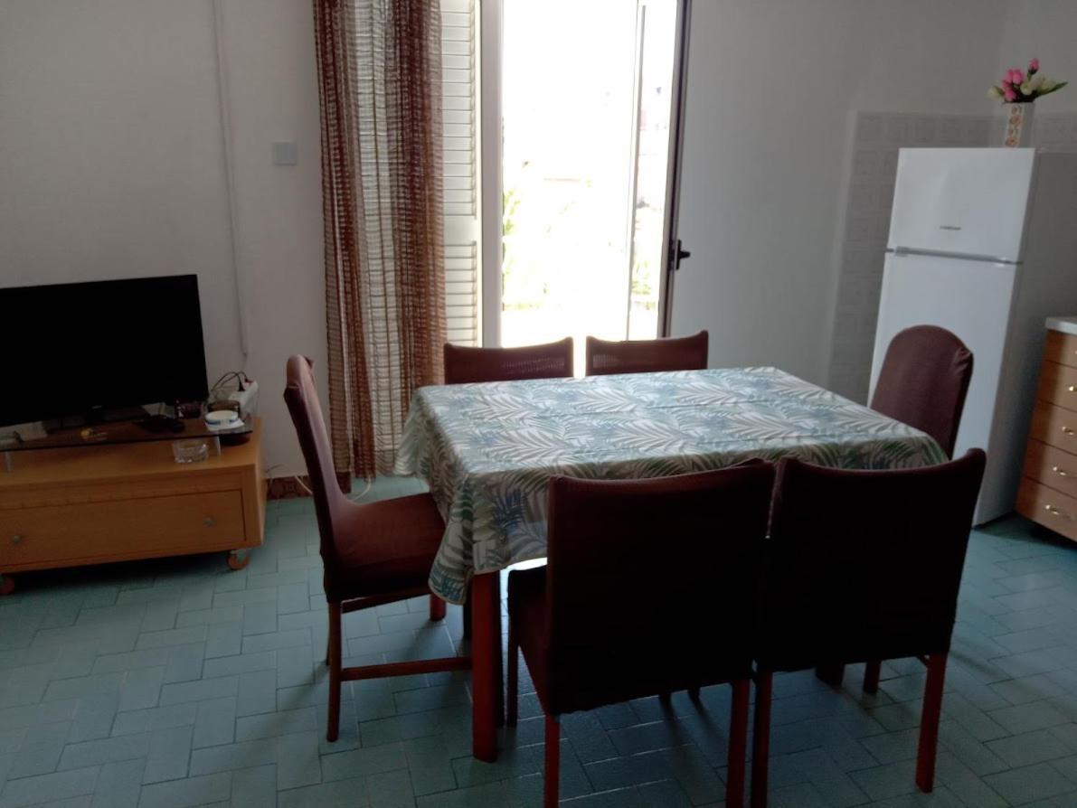 Apartment For 6 In Makarska Centar Esterno foto