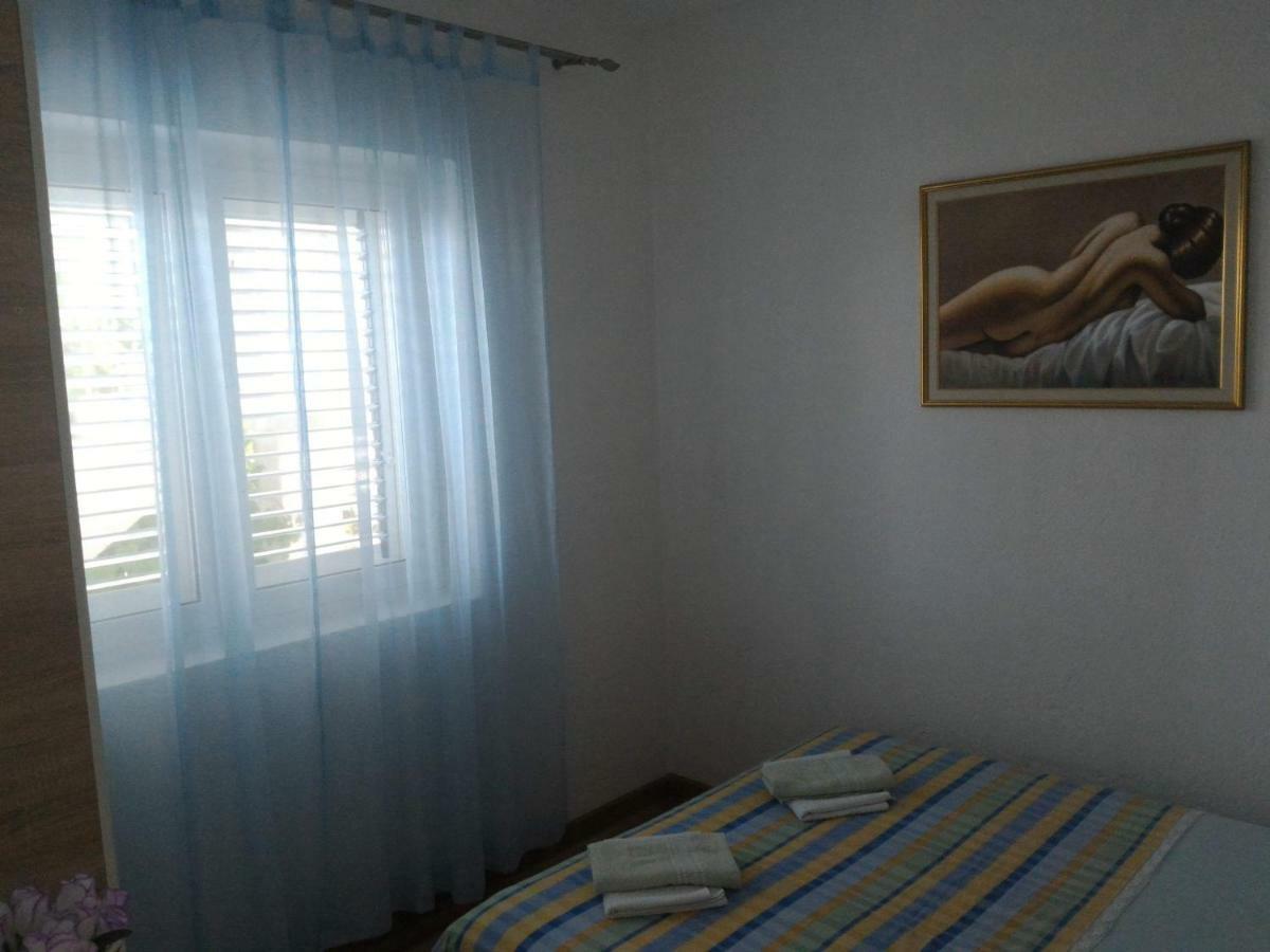 Apartment For 6 In Makarska Centar Esterno foto