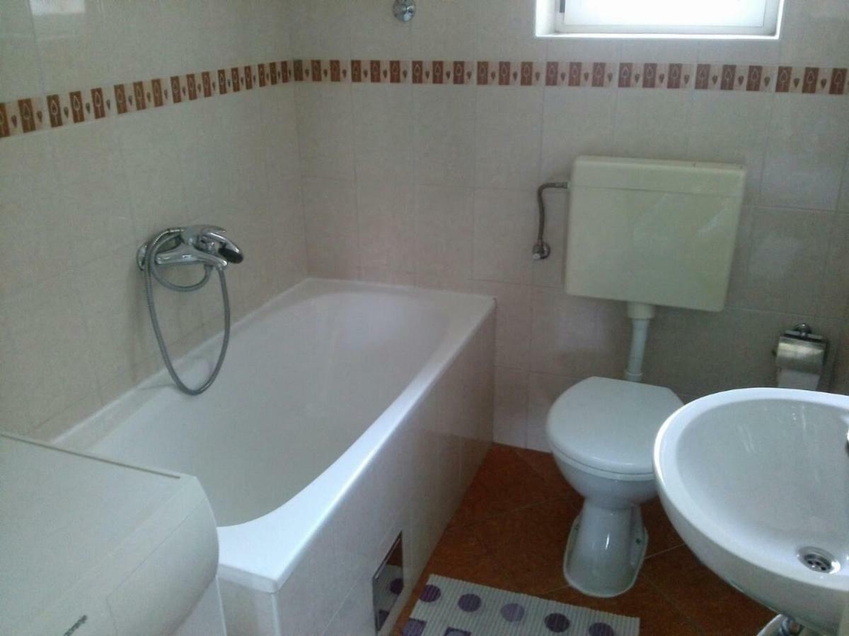 Apartment For 6 In Makarska Centar Esterno foto